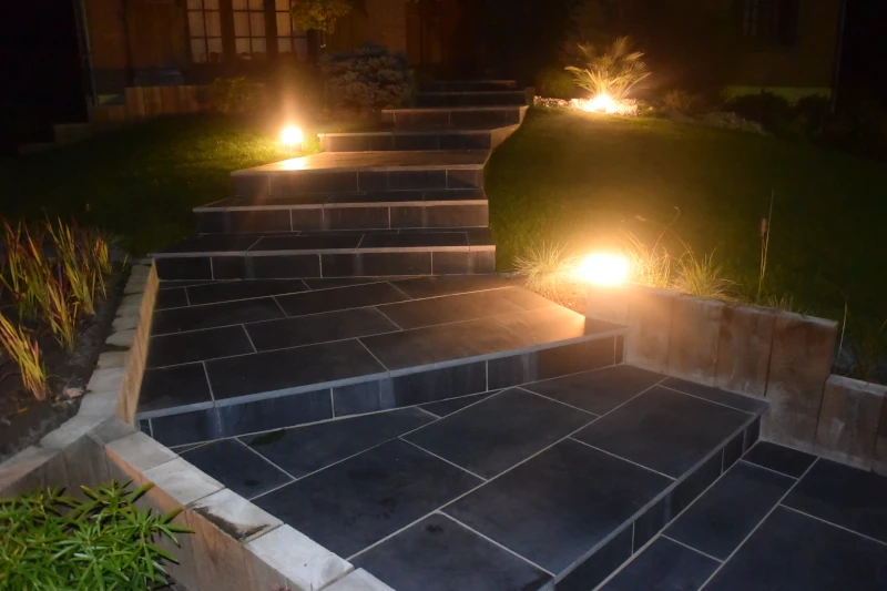 Escalier extérieur avec lampes